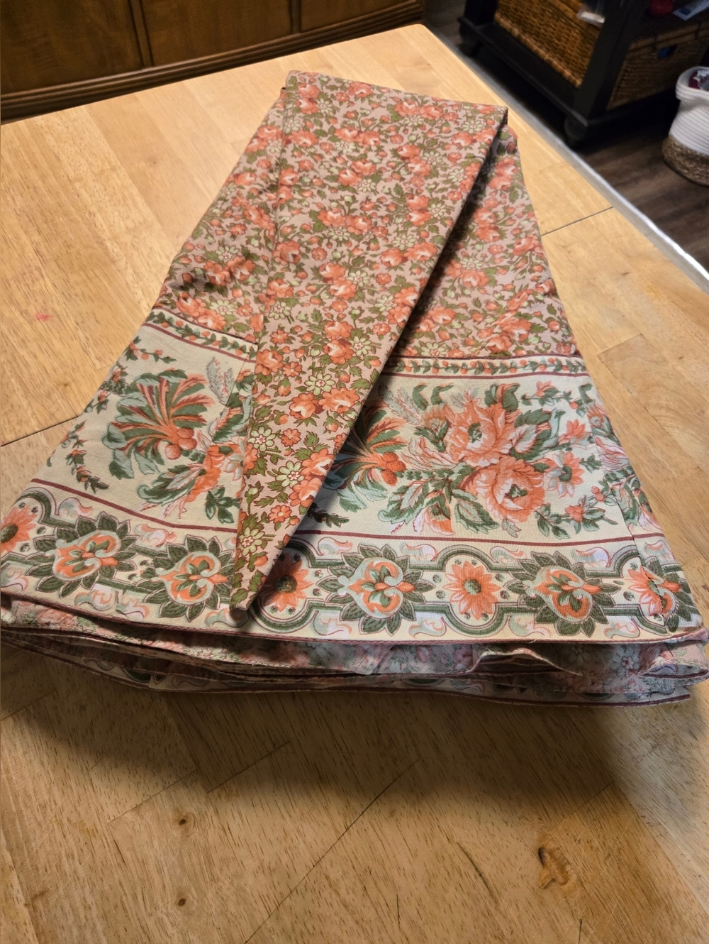 Apeil CORNELL:Floral Border Table Runner in Coral and Sage